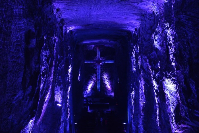 Hady Khandani, SALT CATHEDRAL ZIPAQUIRA - BLUE - COLOMBIA (HADYPHOTO, Fotografie, Grotte, Salzkathedrale, Salzbergwerk, Kirche, Kolumbien, Skulpturen, Kreuz, Altar, Beleuchtung, Sehenswürdigkeit, Wunschgröße, Wohnzimmer, Treppenhaus, blau/violett)