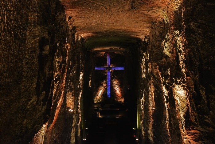 Hady Khandani, SALT CATHEDRAL ZIPAQUIRA - BROWN - COLOMBIA (HADYPHOTO, Fotografie, Grotte, Salzkathedrale, Salzbergwerk, Kirche, Kolumbien, Skulpturen, Kreuz, Altar, Beleuchtung, Sehenswürdigkeit, Wunschgröße, Wohnzimmer, Treppenhaus, gold/braun)