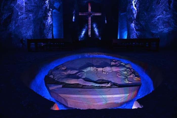 Hady Khandani, SALT CATHEDRAL ZIPAQUIRA - MAIN HALL - COLOMBIA 1 (HADYPHOTO, Fotografie, Grotte, Salzkathedrale, Salzbergwerk, Kirche, Kolumbien, Skulpturen, Erschaffung von Adam, Adaption, Beleuchtung, Sehenswürdigkeit, Wunschgröße, Wohnzimmer, Treppenhaus, blau/lila)