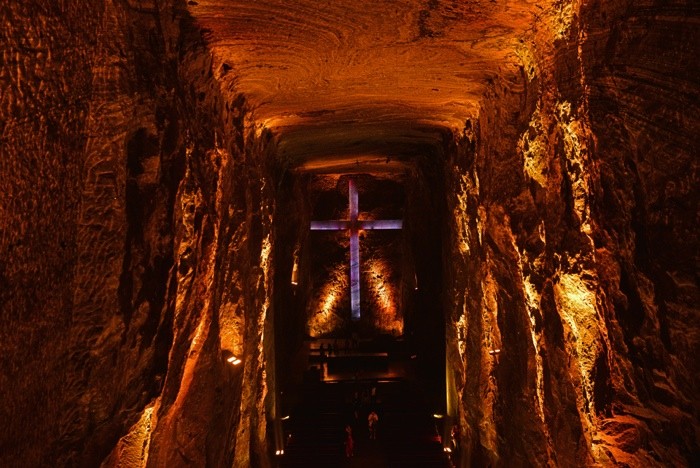 Hady Khandani, SALT CATHEDRAL ZIPAQUIRA - ORANGE - COLOMBIA (HADYPHOTO, Fotografie, Grotte, Salzkathedrale, Salzbergwerk, Kirche, Kolumbien, Skulpturen, Kreuz, Altar, Beleuchtung, Sehenswürdigkeit, Wunschgröße, Wohnzimmer, Treppenhaus, orange/gold)