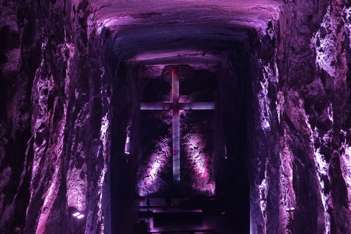 Hady Khandani, SALT CATHEDRAL ZIPAQUIRA - PURPLE - COLOMBIA (HADYPHOTO, Fotografie, Grotte, Salzkathedrale, Salzbergwerk, Kirche, Kolumbien, Skulpturen, Kreuz, Altar, Beleuchtung, Sehenswürdigkeit, Wunschgröße, Wohnzimmer, Treppenhaus, blau/lila)