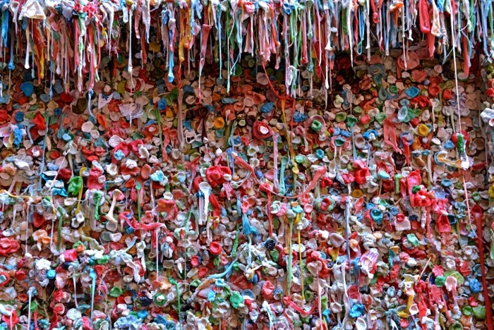 Hady Khandani, SEATTLE GUMWALL 1 (Kaugummis, Kleben, Chewing gum,  Wunschgröße, Fotografie, Treppenhaus, Wohnzimmer, bunt)