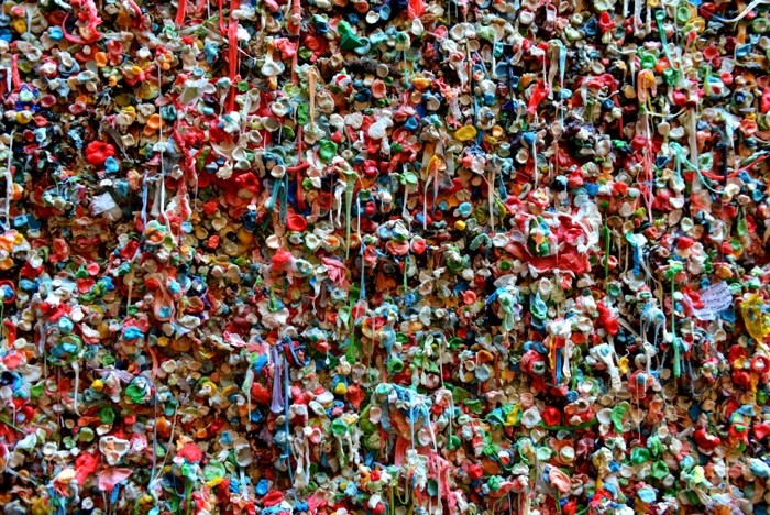 Hady Khandani, SEATTLE GUMWALL 2jpg (Kaugummis, Kleben, Chewing gum,  Wunschgröße, Fotografie, Treppenhaus, Wohnzimmer, bunt)