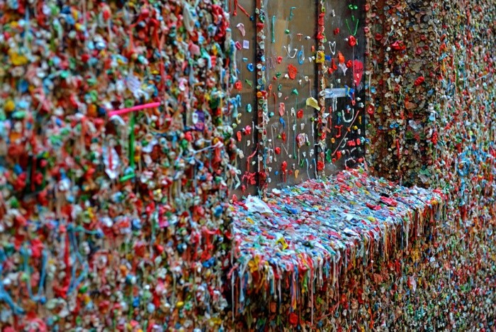 Hady Khandani, SEATTLE GUMWALL 3 (Kaugummis, Kleben, Chewing gum,  Wunschgröße, Fotografie, Treppenhaus, Wohnzimmer, bunt)