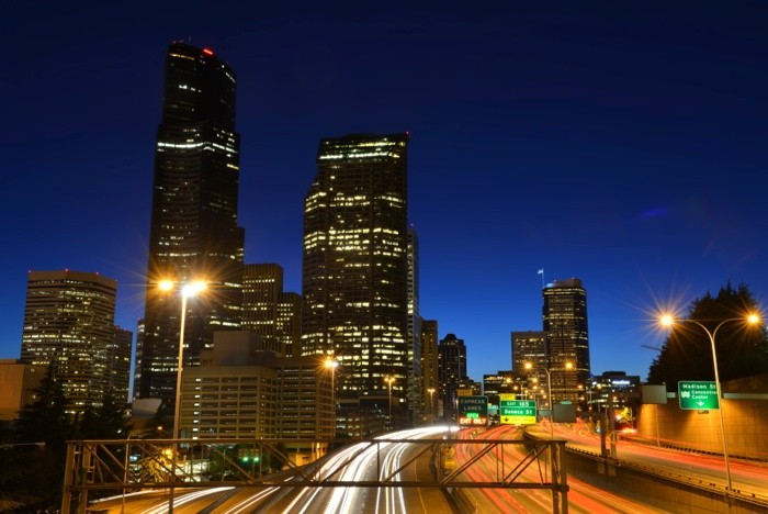 Hady Khandani, SEATTLE NIGHT TRAFFIC (Städte, Großstadt, Washington, Skyline, Hochhäuser, Nachtszene,   Wunschgröße, Fotografie, Treppenhaus, Wohnzimmer, bunt)