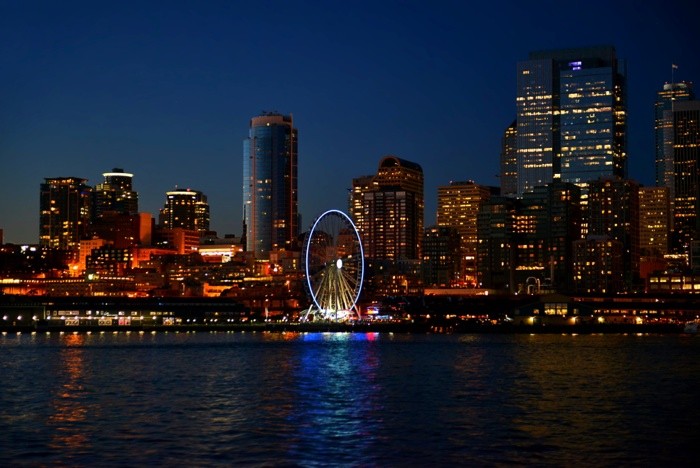 Hady Khandani, SEATTLE SKYLINE BY NIGHT - USA 3 (Städte, Großstadt, Washington, Skyline, Hochhäuser, Nachtszene,   Wunschgröße, Fotografie, Treppenhaus, Wohnzimmer, bunt)