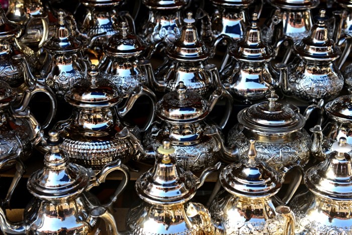 Hady Khandani, SHINING TEA POTS - MOROCCO (HADYPHOTO, Fotografie, Teekannen, Silberkannen, traditionell, arabisch, orientalisch, Marokko, Wohnzimmer, Treppenhaus, Wunschgröße, silberfarben)