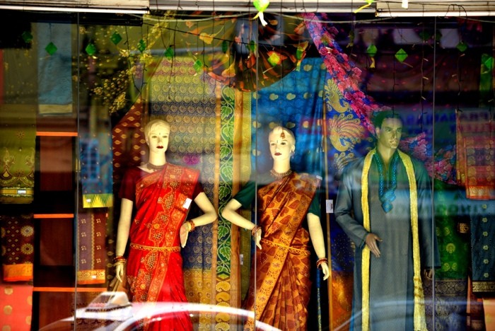 Hady Khandani, SHOP WINDOW IN LITTLE INDIA - KUALA LUMPUR - MALAYSIA (HADYPHOTO, Fotografie, Städte, Metropole, Hauptstädte, Asien, Geschäft, Stoffe, Bekleidung, Wohnzimmer, Treppenhaus, Wunschgröße, bunt)