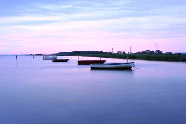 Hady Khandani, SILENT SEA 1 (Wunschgröße, HADYPHOTO, Fotografie, Fotokunst, Meer, Meeresbrise,Küste, Boote, Dämmerung, Ruhe, Stille, Wohnzimmer, Treppenhaus, rosa/violett)