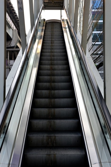 Hady Khandani, SILVER ESCALATOR (HADYPHOTO, Fotografie, Treppe, Rolltreppe, Technik, Architektur, Wunschgröße, Büro, silber/grau)