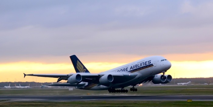 Hady Khandani, SINGAPORE AIRLINES - AIRBUS A380-800 - TAKE OFF (HADYPHOTO, Fotografie, Flugzeug, Flieger, Technik, Fahrzeug, Transport, Abflug, Singapur Airlines, Wunschgröße, Treppenhaus, bunt)