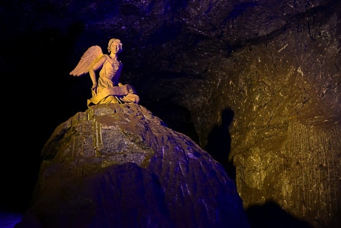 Hady Khandani, SITTING ANGEL - SALT CATHEDRAL ZIPAQUIRA - COLOMBIA 1 (HADYPHOTO, Fotografie, Grotte, Salzkathedrale, Salzbergwerk, Kirche, Kolumbien, Skulpturen, Engel, Beleuchtung, Sehenswürdigkeit, Wunschgröße, wohnzimmer, Treppenhaus, gold/violett)
