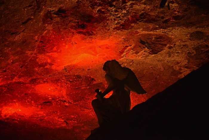 Hady Khandani, SITTING ANGEL - SALT CATHEDRAL ZIPAQUIRA - COLOMBIA 2 (HADYPHOTO, Fotografie, Grotte, Salzkathedrale, Salzbergwerk, Kirche, Kolumbien, Skulpturen, Engel, Beleuchtung, Sehenswürdigkeit, Wunschgröße, wohnzimmer, Treppenhaus, feuerrot)