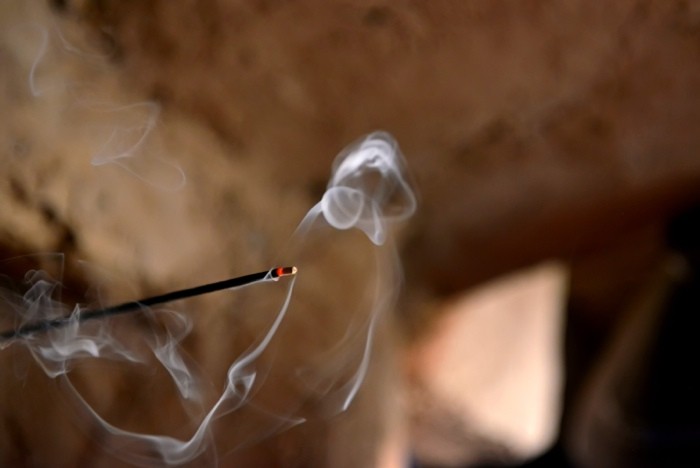 Hady Khandani, SMOKING INCENSE STICK - MOROCCO (HADYPHOTO, Fotografie, Rauch, Qualm, Räucherstäbchen, Marokko, Wohnzimmer, Treppenhaus, Wunschgröße, bunt)