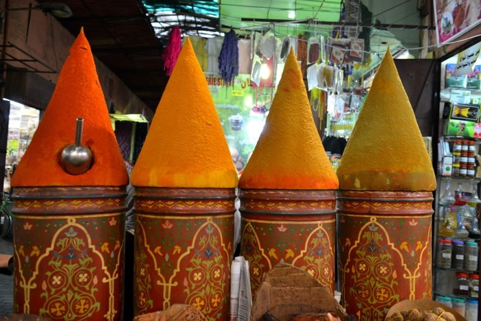 Hady Khandani, SPICE PYRAMIDS IN MARRAKECH - MOROCCO (HADYPHOTO, Fotografie, arabisch, Markt, Basar,  Marokko, Gewürze, Gewürzpyramiden, Gastronomie, Küche, Wunschgröße, bunt)