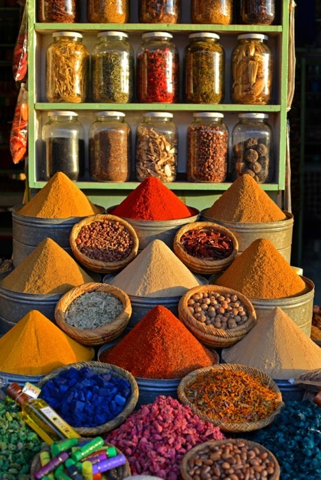 Hady Khandani, SPICES OF MOROCCO - MARRAKECH 1 (HADYPHOTO, Fotografie, arabisch, Markt, Basar,  Marokko, Kräuter, Gewürze, Mineralien, Gastronomie, Küche, Wunschgröße, bunt)