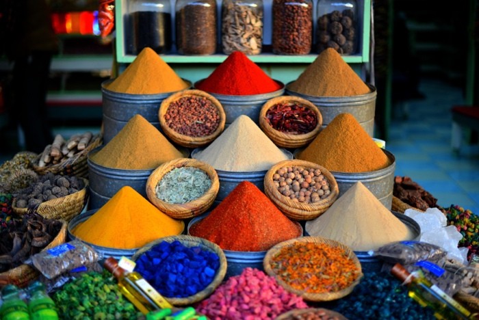 Hady Khandani, SPICES OF MOROCCO - MARRAKECH 3 (HADYPHOTO, Fotografie, arabisch, Markt, Basar,  Marokko, Kräuter, Gewürze, Mineralien, Gastronomie, Küche, Wunschgröße, bunt)