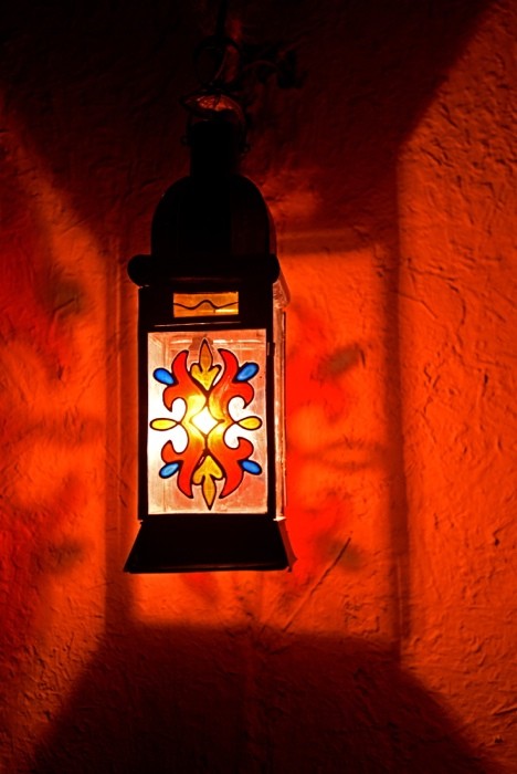 Hady Khandani, STAINED GLASS LAMP AND SHADOWS - MOROCCO 2 (HADYPHOTO, Fotografie, Lampe, Laterne, orientalisch, Elektrizität, Technik, Lichtmuster, Wohnzimmer, Treppenhaus, Wunschgröße, bunt)