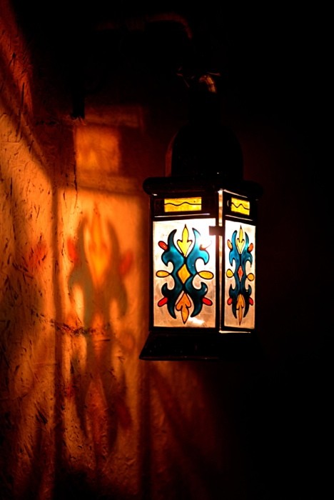 Hady Khandani, STAINED GLASS LAMP AND SHADOWS - MOROCCO 3 (HADYPHOTO, Fotografie, Lampe, Laterne, orientalisch, Elektrizität, Technik, Lichtmuster, Wohnzimmer, Treppenhaus, Wunschgröße, bunt)