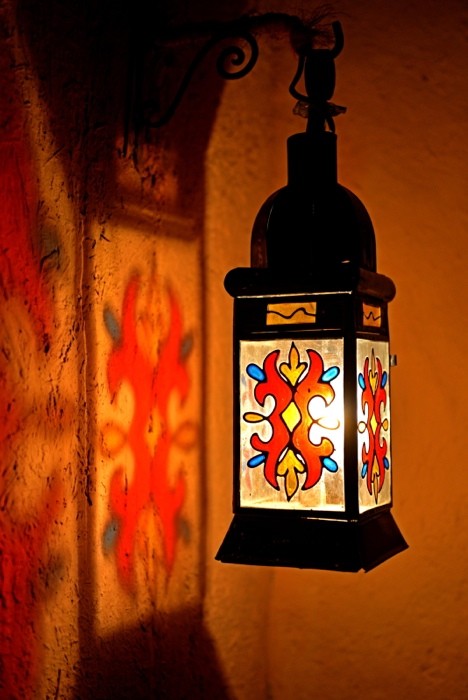 Hady Khandani, STAINED GLASS LAMP AND SHADOWS - MOROCCO 4 (HADYPHOTO, Fotografie, Lampe, Laterne, orientalisch, Elektrizität, Technik, Lichtmuster, Wohnzimmer, Treppenhaus, Wunschgröße, bunt)