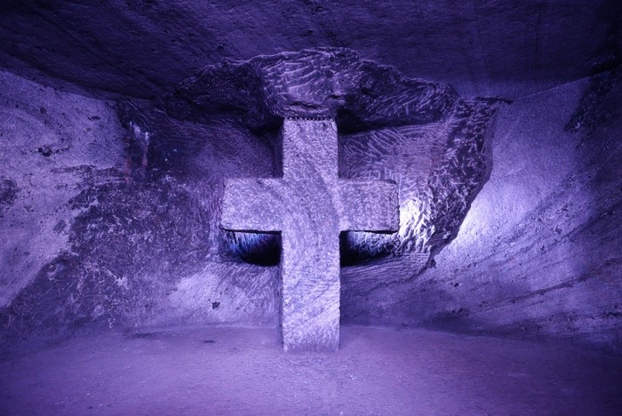 Hady Khandani, STONE CROSS  - SALT CATHEDRAL - ZIPAQUIRA 1 (HADYPHOTO, Fotografie, Grotte, Salzkathedrale, Salzbergwerk, Kirche, Kolumbien, Skulpturen, Kreuz, Beleuchtung, Sehenswürdigkeit, Wunschgröße, Wohnzimmer, Treppenhaus, lila)