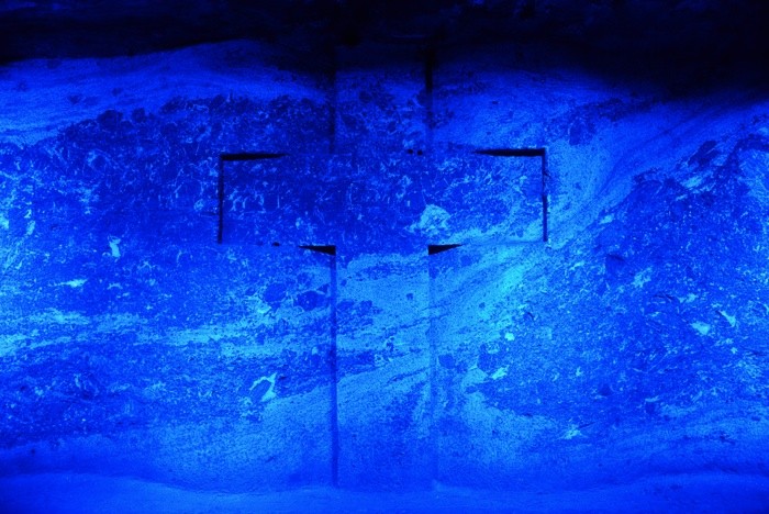 Hady Khandani, STONE CROSS  - SALT CATHEDRAL - ZIPAQUIRA 2 (HADYPHOTO, Fotografie, Grotte, Salzkathedrale, Salzbergwerk, Kirche, Kolumbien, Skulpturen, Kreuz, Beleuchtung, Sehenswürdigkeit, Wunschgröße, Wohnzimmer, Treppenhaus, blau)