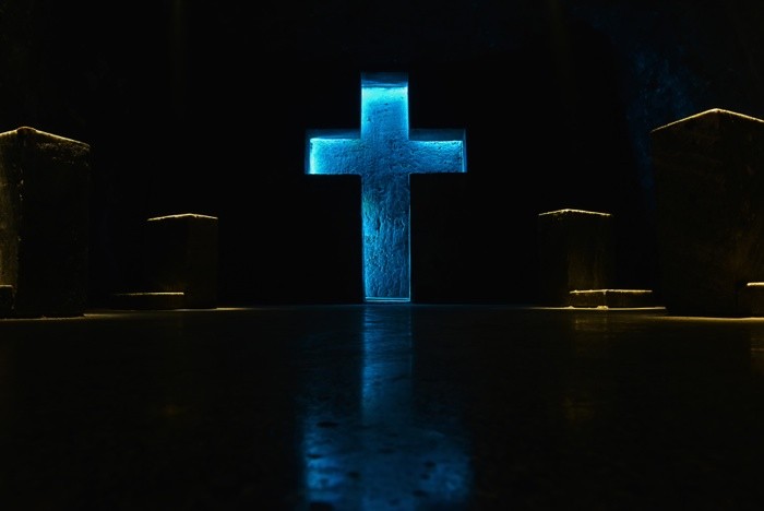 Hady Khandani, STONE CROSS  - SALT CATHEDRAL - ZIPAQUIRA 3 (HADYPHOTO, Fotografie, Grotte, Salzkathedrale, Salzbergwerk, Kirche, Kolumbien, Skulpturen, Kreuz, Beleuchtung, Sehenswürdigkeit, Wunschgröße, Wohnzimmer, Treppenhaus, blau/schwarz)