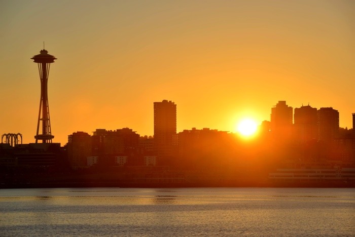 Hady Khandani, SUNRISE OVER SEATTLE SKYLINE (Städte, Großstadt, Washington, Skyline, Hochhäuser, Sonnenaufgang, Wunschgröße, Fotografie, Treppenhaus, Wohnzimmer, bunt)