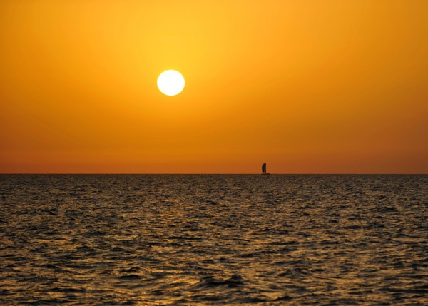 Hady Khandani, SUNSET 11 (Wunschgröße, HADYPHOTO, Fotografie, Fotokunst, Meer, Meeresbrise,  Horizont,Sonne Sonnenuntergang, Wohnzimmer, Treppenhaus, grau/gelb)