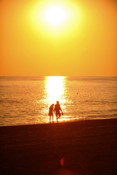 Hady Khandani, SUNSET 3 (Wunschgröße, HADYPHOTO, Fotografie, Fotokunst, Meer, Meeresbrise,  Horizont, Sonne Sonnenuntergang, Pärchen, Strandspaziergang,  Wohnzimmer, Treppenhaus, grau/gelb)