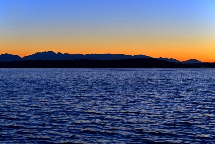 Hady Khandani, SUNSET BETWEEN BREMERTON AND SEATTLE - WASHINGTON - USA (Sonnenaufgang, See, Panorama, Hügel, Wunschgröße, Fotografie, Treppenhaus, Wohnzimmer, bunt)