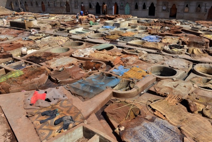 Hady Khandani, TANNERS QUARTER - MARRAKECH - MOROCCO 2 (HADYPHOTO, Fotografie, Städte, Marrakesch, Gerberviertel, Färberei, Handwerk, Marokko, Afrika, Wohnzimmer, Treppenhaus, Wunschgröße, bunt)