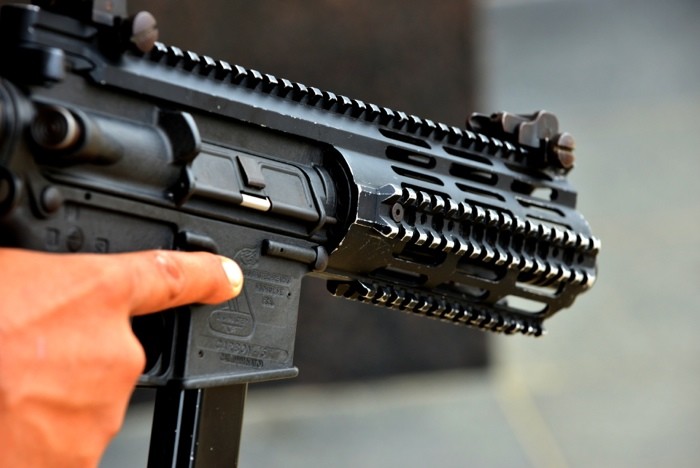 Hady Khandani, THE MACHINE GUN (HADYPHOTO, Fotografie, Waffe, Technik, Schnellfeuerwaffe, Maschinengewehr, Wunschgröße, bunt)