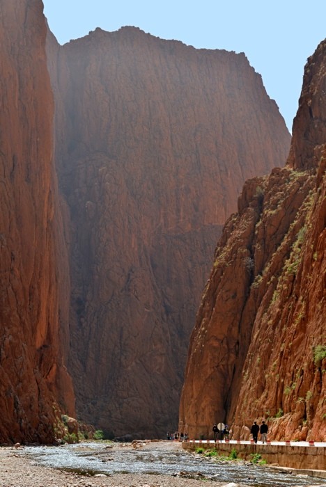 Hady Khandani, THE TODRA GORGE - MOROCCO (HADYPHOTO, Fotografie, Landschaft, Schlucht, Felsen,Steilwände, Fluss, Atlasgebirge, Marokko, Afrika, Wohnzimmer, Treppenhaus, Wunschgröße, bunt)