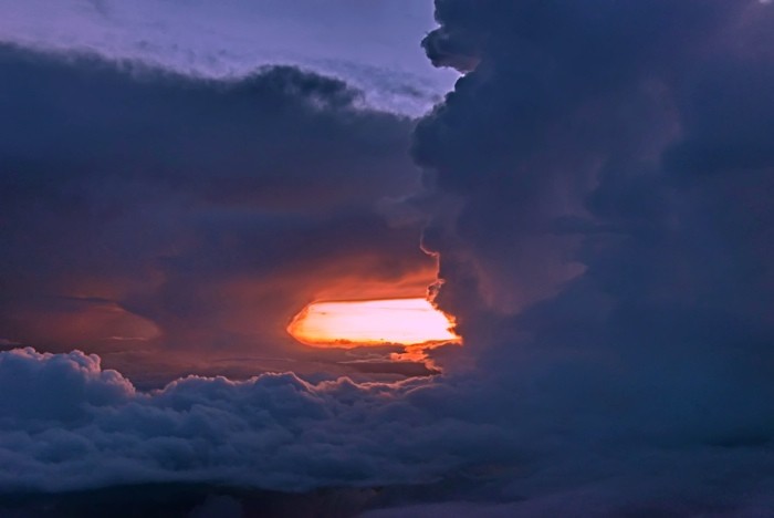 Hady Khandani, THUNDERCLOUDS OVER SIAM BAY 6 (HADYPHOTO, Fotografie, Luftbild, Himmel, über den Wolken, Gewitterwolken, Naturgewalten, Drama, Wetter, Wohnzimmer, Treppenhaus, Vogelsperpektive, Wunschgröße, bunt)