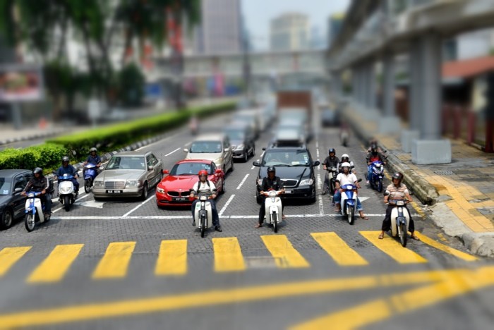 Hady Khandani, TILT SHIFT - KUALA LUMPUR TRAFFIC (HADYPHOTO, Fotokunst, Städte, Metropole, Hauptstädte, Asien, Verkehr, Autos, Fahrzeufe, Perspektive, Tilt-und-Shift-Objektiv, Wohnzimmer, Treppenhaus, Wunschgröße, bunt)