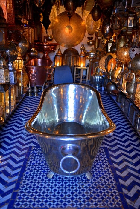 Hady Khandani, TIN BATH TUBE - MARRAKECH - MOROCCO (HADYPHOTO, Fotografie, Metall, Geschäft, Töpfe, Badewanne, Kupfer, Silber, Bronze, Marokko, Afrika, Wohnzimmer, Treppenhaus, Wunschgröße, bunt)