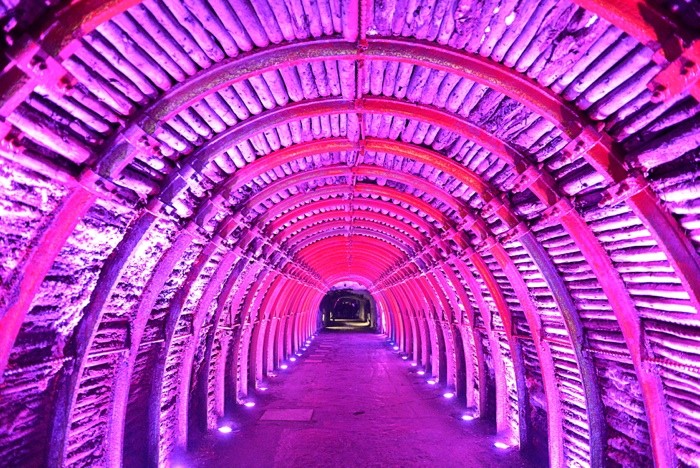 Hady Khandani, TUNNEL OF LIGHT 2 - PURPLE (HADYPHOTO, Fotografie, Grotte, Salzkathedrale, Salzbergwerk, Kirche, Kolumbien, Tunnel, Beleuchtung, Sehenswürdigkeit, Wunschgröße, Wohnzimmer, Treppenhaus, pink)
