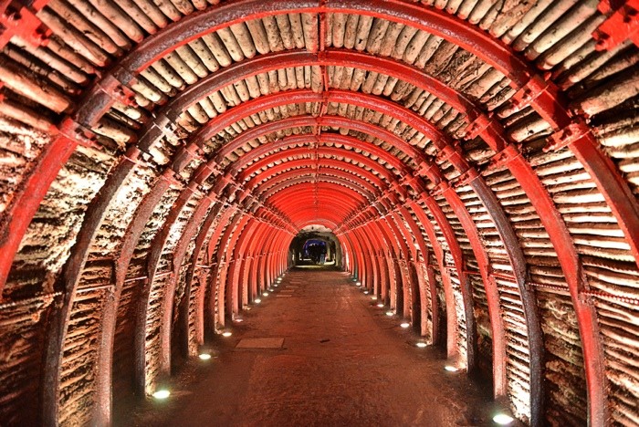 Hady Khandani, TUNNEL OF LIGHT 2 - RED (HADYPHOTO, Fotografie, Grotte, Salzkathedrale, Salzbergwerk, Kirche, Kolumbien, Tunnel, Beleuchtung, Sehenswürdigkeit, Wunschgröße, Wohnzimmer, Treppenhaus, rot)