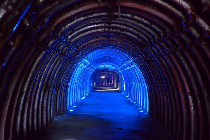 Hady Khandani, TUNNEL OF LIGHT - BLUE (HADYPHOTO, Fotografie, Grotte, Salzkathedrale, Salzbergwerk, Kirche, Kolumbien, Tunnel, Beleuchtung, Sehenswürdigkeit, Wunschgröße, Wohnzimmer, Treppenhaus, blau)