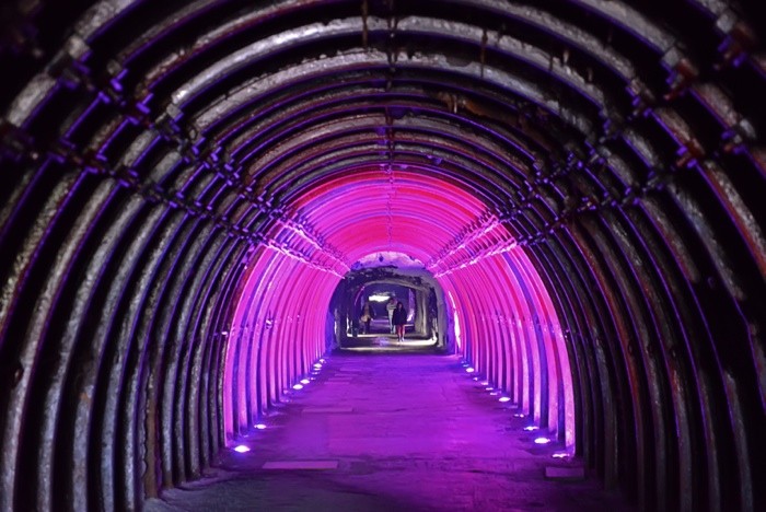 Hady Khandani, TUNNEL OF LIGHT - PURPLE (HADYPHOTO, Fotografie, Grotte, Salzkathedrale, Salzbergwerk, Kirche, Kolumbien, Tunnel, Beleuchtung, Sehenswürdigkeit, Wunschgröße, Wohnzimmer, Treppenhaus, pink)
