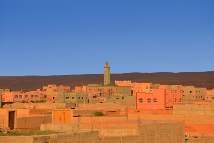 Hady Khandani, TWILIGHT COMING OVER TINEGHIR - MOROCCO (HADYPHOTO, Fotografie, Landschaft, Bergdorf, Wüste, Horizont, karg, trocken, Marokko, Afrika, Wohnzimmer, Treppenhaus, Wunschgröße, bunt)