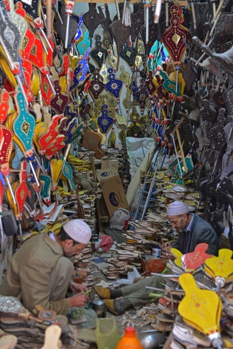 Hady Khandani, TWO MAN IN BALLOWS SHOP - MARRAKECH - MOROCCO (HADYPHOTO, Fotografie,  Geschäft, Basar, Blasebalg, Blasebälge, Handwerker, Marokko, Afrika, Wohnzimmer, Treppenhaus, Wunschgröße, bunt)