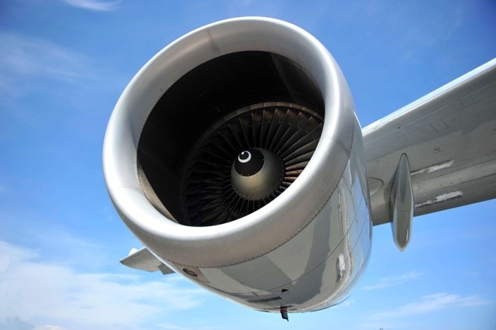 Hady Khandani, WING AND ENGINE 2 (HADYPHOTO, Fotografie, Flugzeug, Flugzeugflügel, Turbine, Düsen, Maschine, Technik, Nahaufnahme, Wunschgröße, Wohnzimmer, Büro, bunt)