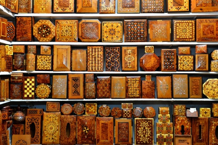 Hady Khandani, WOODEN BOXES WITH IMLAID WORK - MOROCCO (HADYPHOTO, Fotografie,   Ragal, Holzkisten, Einlegearbeiten, Schreinern, Handwerk, orientalisch, Marokko, Afrika, Wohnzimmer, Treppenhaus, Wunschgröße, bunt)