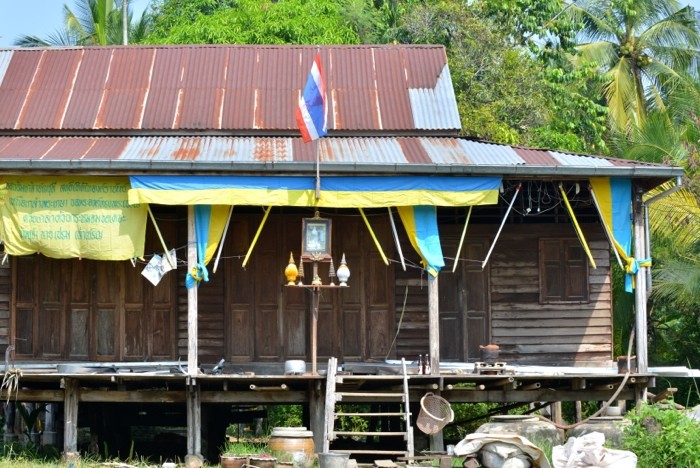 Hady Khandani, WOODEN HUT IN THAILAND (HADYPHOTO, Fotografie, Gebäude, Hütte, Architektur, schlicht, einfach, Holzhütte, Wunschgröße, bunt)