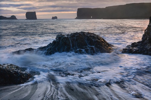 Hans Strand, Dyrholaey (Meer, Felsen, Gischt, Brandung, Island, Küste, Felsen, Fotografie, Wunschgröße, Treppenhaus, Wohnzimmer)