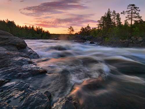 Hans Strand, Voxnan River (Fluss, Strömung,Steine, Felsen, Schweden, Sonnenuntergang, Landschaften, Fotografie, Wunschgröße, Treppenhaus, Wohnzimmer)