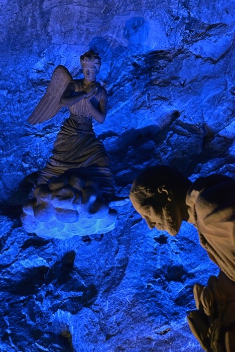 Hady Khandani, ANGEL SCULPTURE - BLUE - SALT CATHEDRAL ZIPAQUIRA (HADYPHOTO, Fotografie, Grotte, Salzkathedrale, Salzbergwerk, Kirche, Kolumbien, Skulpturen, Engel, Heiliger, Beleuchtung, Sehenswürdigkeit, Wunschgröße, wohnzimmer, Treppenhaus, blau)