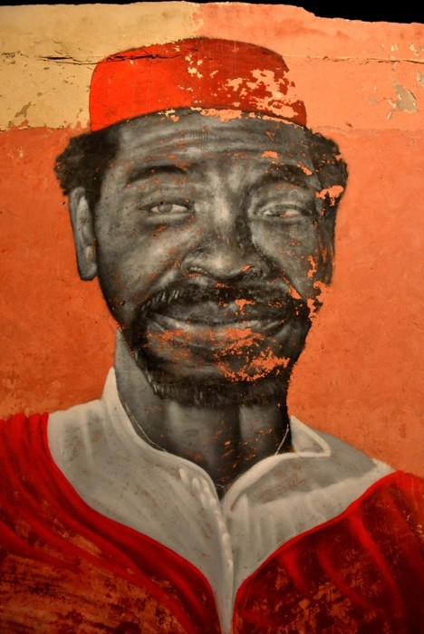 Hady Khandani, BEARED AFRICAN MAN GRAFFITI - MOROCCO (HADYPHOTO, Fotografie, Menschen, Graffiti, Mann, Marokkaner, Fes, Wandmalerei, Nahaufnahme, Wohnzimmer, Treppenhaus, Wunschgröße, bunt)